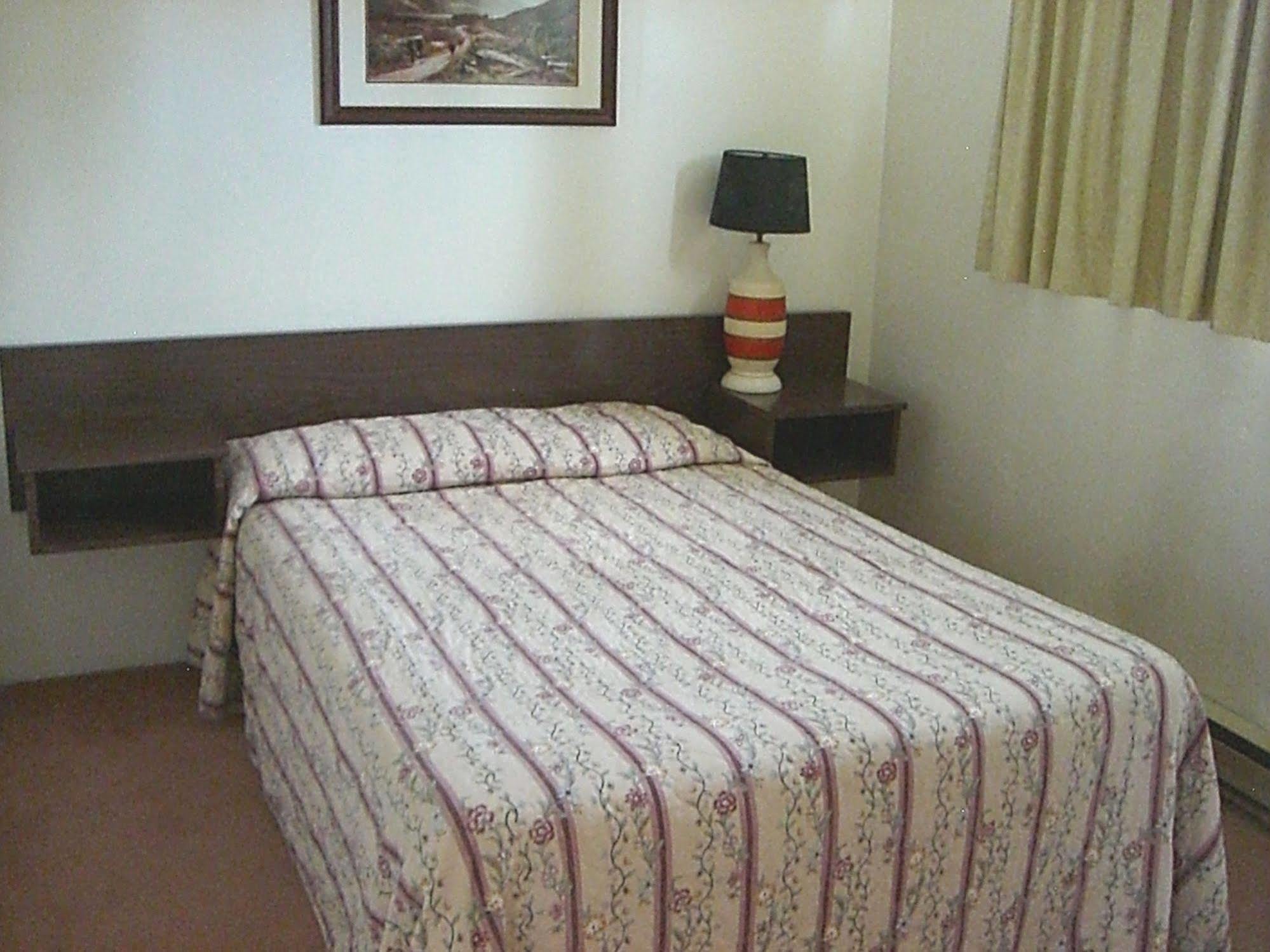 A-1 Alberni Inn Port Alberni Ngoại thất bức ảnh