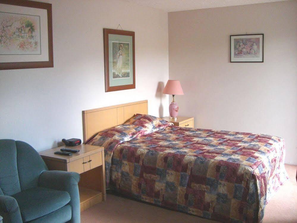 A-1 Alberni Inn Port Alberni Ngoại thất bức ảnh